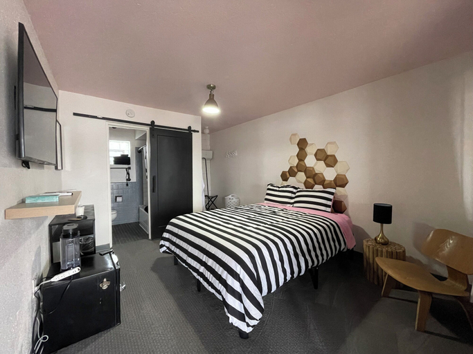 Bedroom 2, Rainbow Motel, Weld