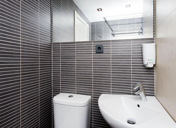 Bathroom 2, Hostal Joaquin Costa, Huesca