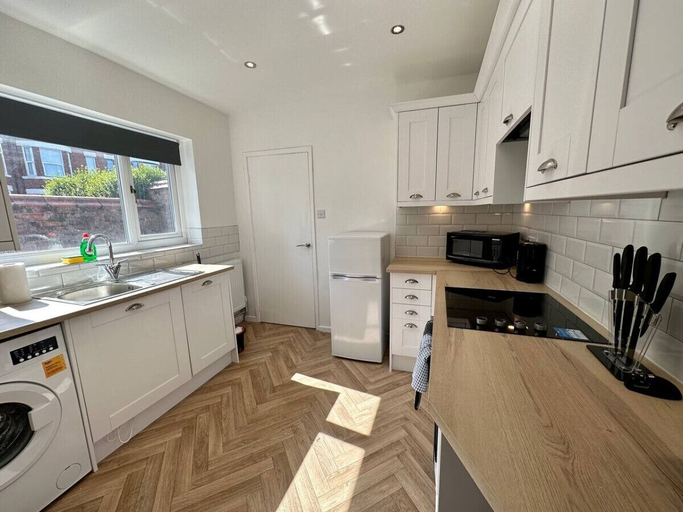 Others 3, Large Five Bedroom Home with parking, Salford