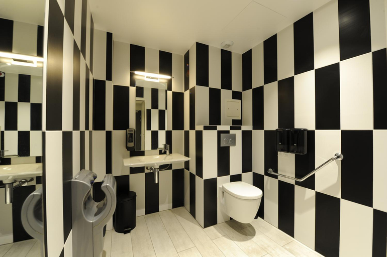 Bathroom 2, The 3 Ducks Eiffel Tower by Hiphophostels, Paris