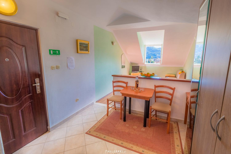 Facilities 3, House Ina Ston, Ston
