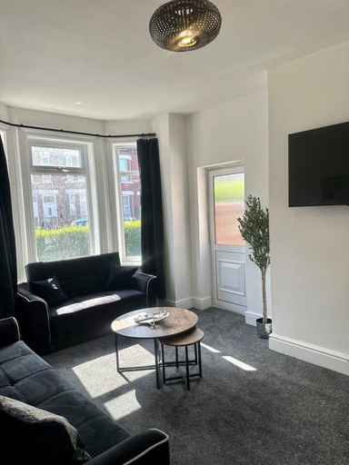 Others 5, Large Five Bedroom Home with parking, Salford