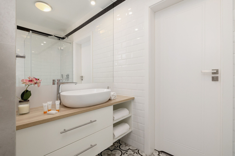 Bathroom 4, Subtle Grey Apartment by Renters, Kraków City