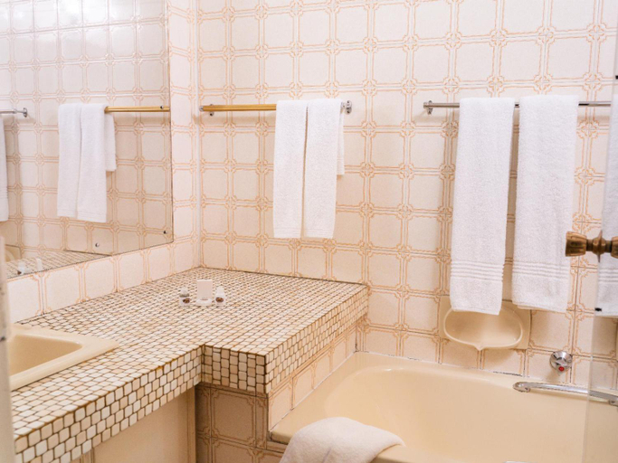 Bathroom 2, Ngwenya City Hotel, Dr Kenneth Kaunda