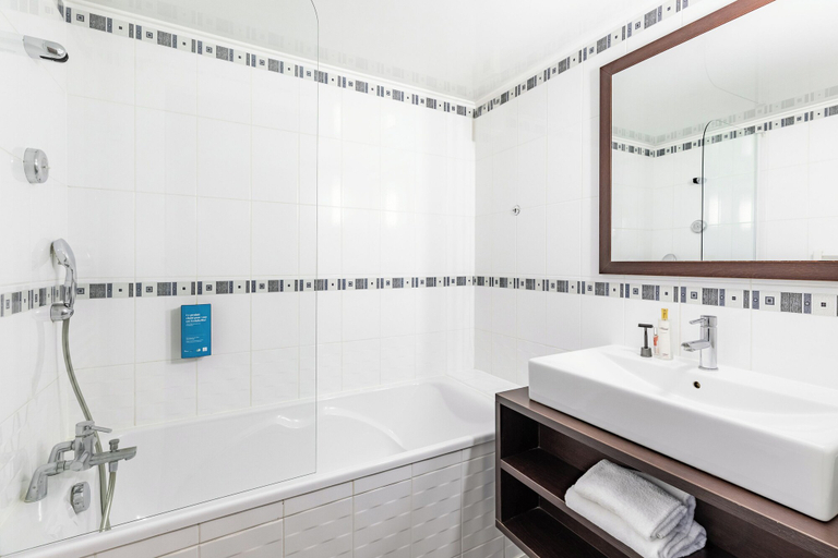 Bathroom 5, Appart'City Classic Nantes Carquefou, Loire-Atlantique