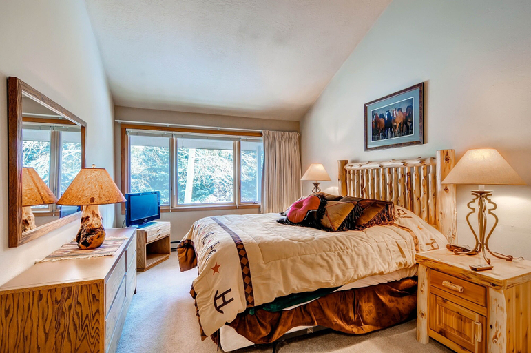 Bedroom 3, Lenawee 1735, Summit