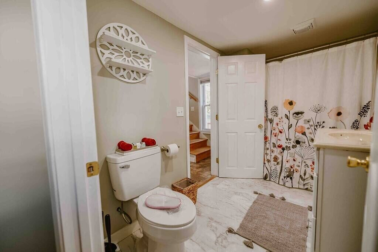 Bathroom 4, Little Landing Cottage-gorgeous View BBQ Wi-fi, Kennebec