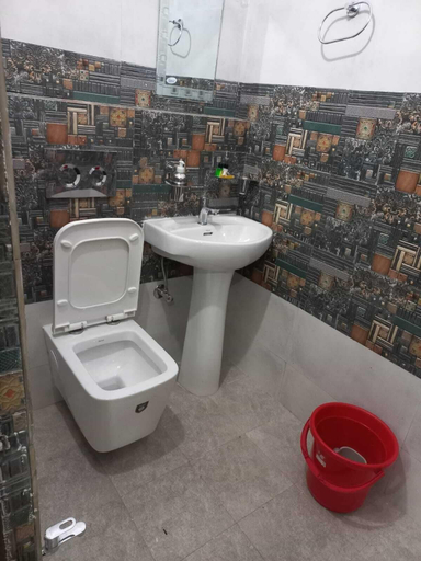 Bathroom, Tirath Hotel - Rishikesh - Uttrakhand, Dehradun