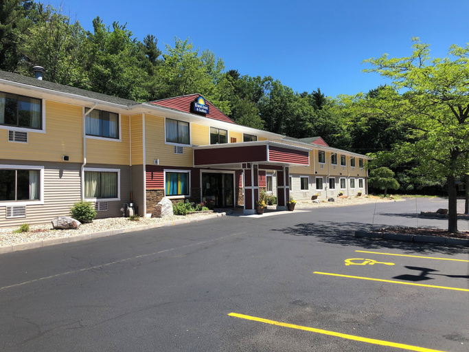 Exterior & Views 2, Days Inn & Suites by Wyndham Stevens Point, Portage