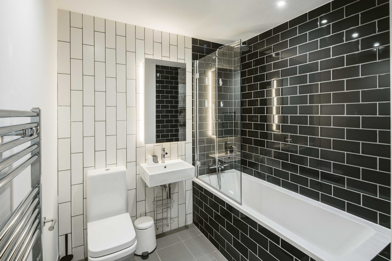 Bathroom 3, Stunning 3-bed Apartment in London, London