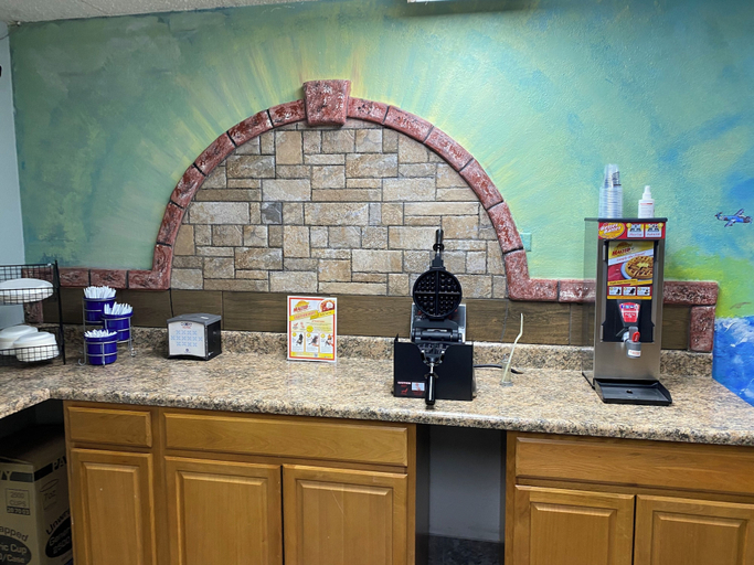 Food & Drinks 5, Days Inn & Suites by Wyndham Springfield on I-44, Greene