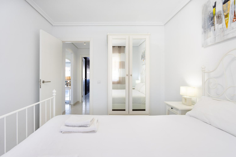 Bedroom, Black and white apartment FREE WIFI by Olax Rentals, Santa Cruz de Tenerife