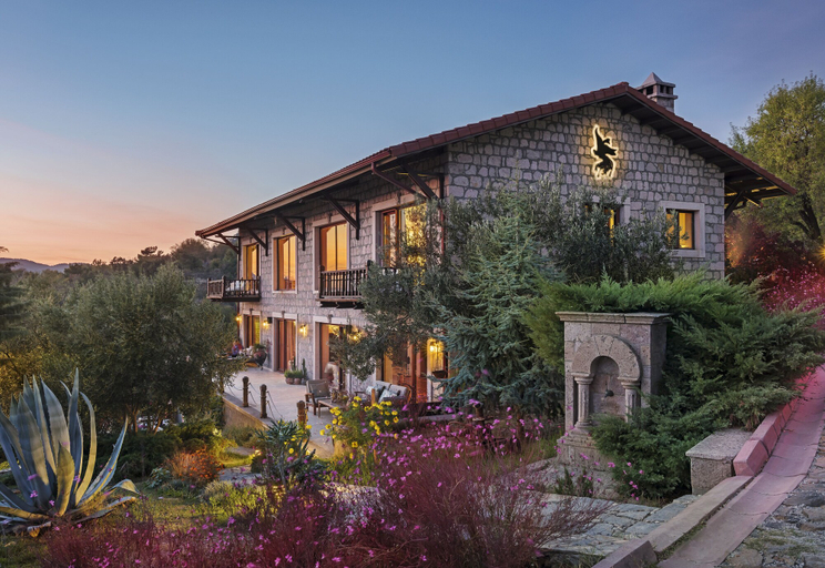 Exterior & Views