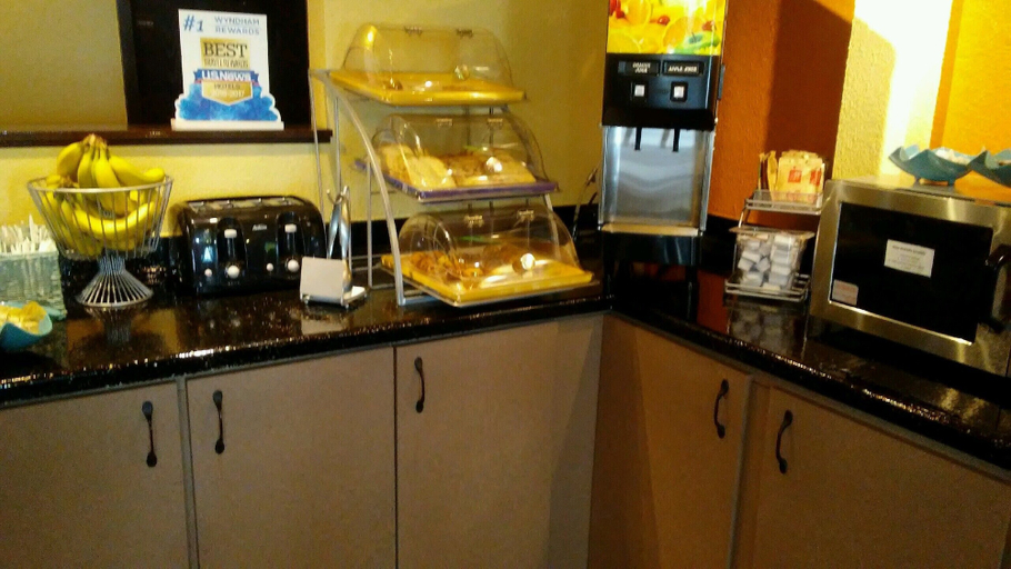 Food & Drinks 5, Days Inn & Suites by Wyndham Stevens Point, Portage