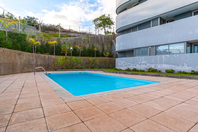 Virtudes Ocean view with pool by HR Madeira, Funchal