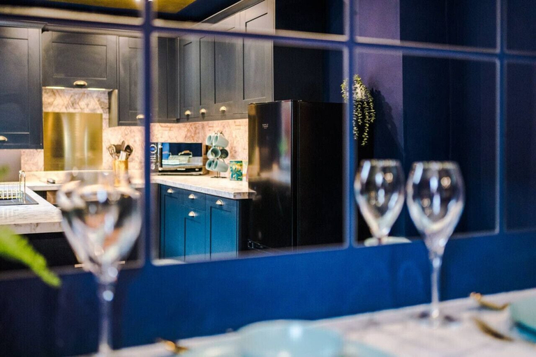 Food & Drinks, Large 5 Bedroom Home perfect for groups, Salford