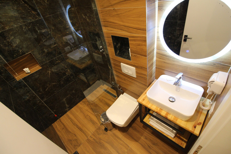 Bathroom 5, Hotel Havana, Sarandës