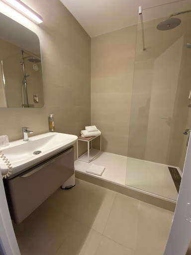 Bathroom 4, Le Renaissance, Landes