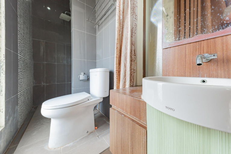 Bathroom 11
