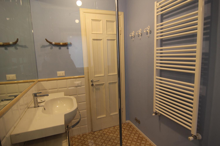 Bathroom 3, Robin's nest, Lucca