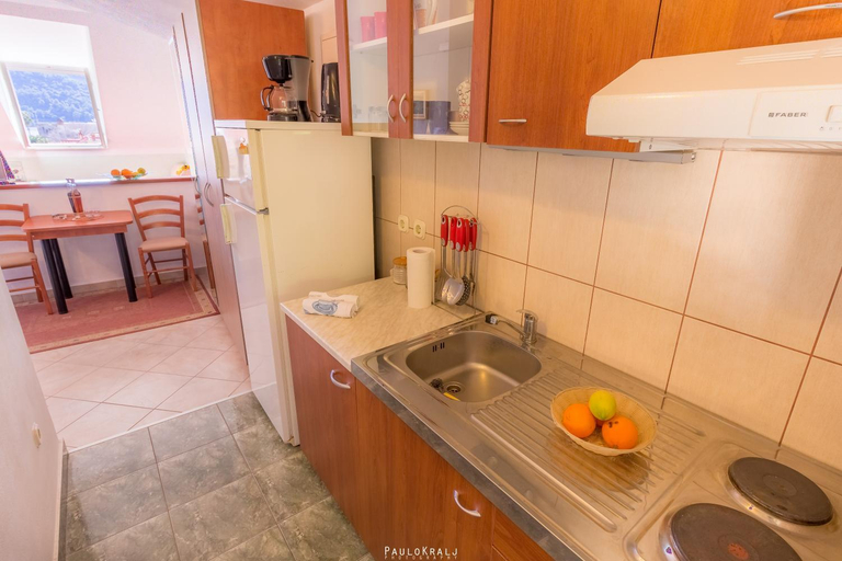 Facilities 2, House Ina Ston, Ston