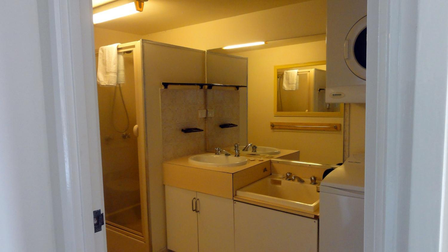 Bathroom 2, Quarterdeck Apartments, Gold Coast