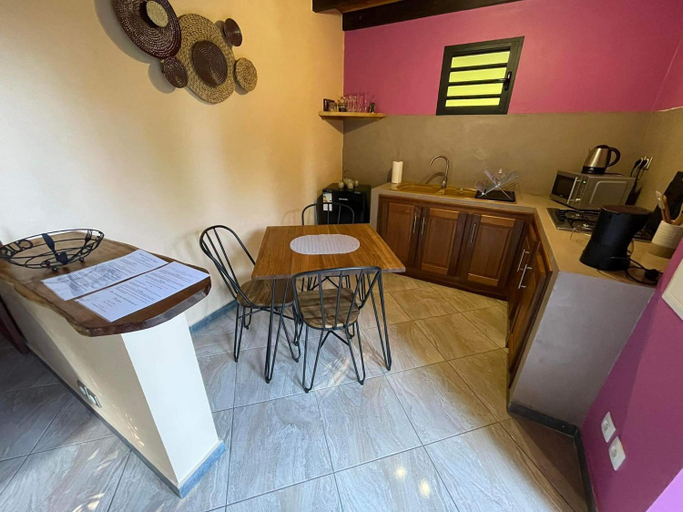 2, LES VETYVERS, Les Trois-Bassins