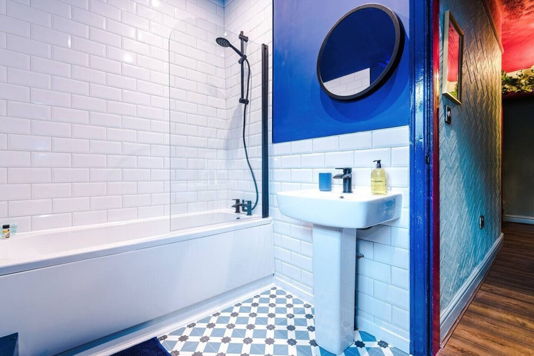 Bathroom 2, Large 5 Bedroom Home perfect for groups, Salford