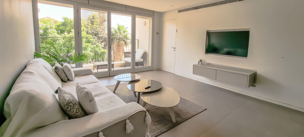 Others 3, Pines Belle in Tel Aviv-yafo