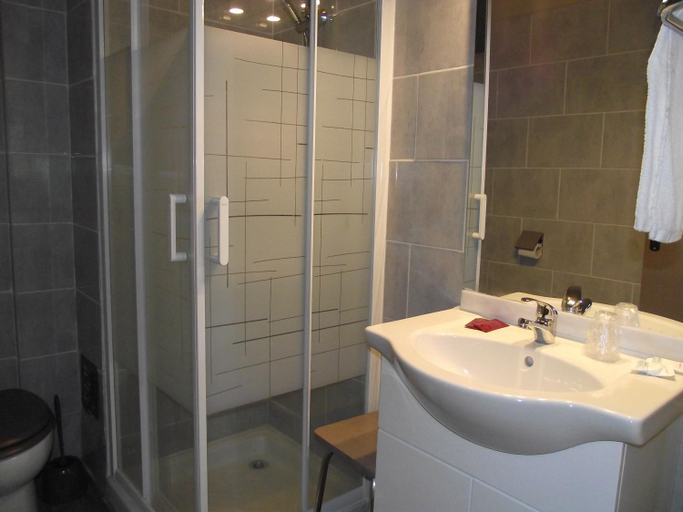 Bathroom 3, Hotel Valerie, Hautes-Alpes