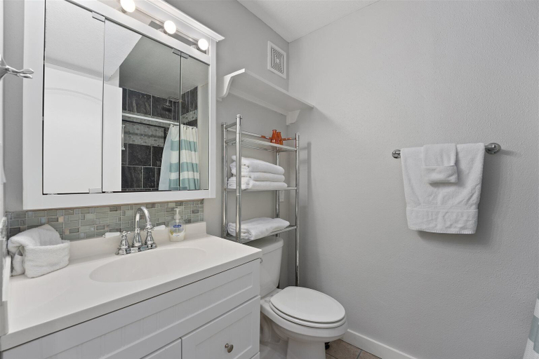Bathroom, The Summit 624, Bay