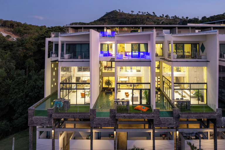Exterior & Views