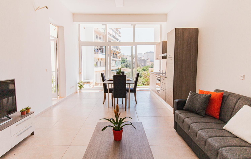 Shared lounge/TV area, Unique 2BDR Suite Near Sea and Pool in City Center!