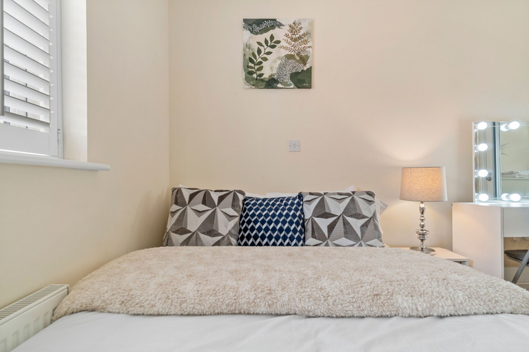 Room 2, 3 Bed - Sleeps 7 - Hot-tub - Free Parking, London