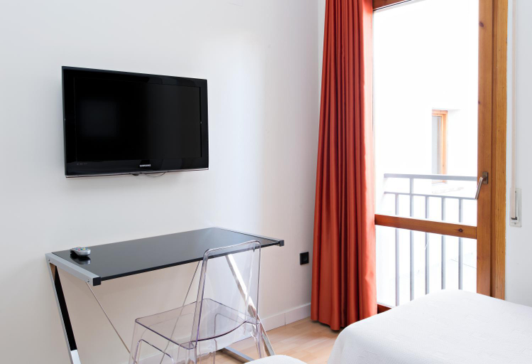 Others 5, Hostal Joaquin Costa, Huesca