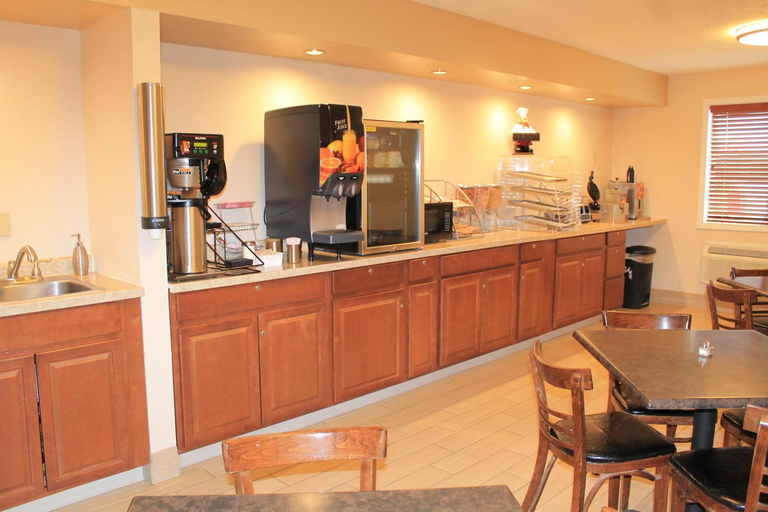 Food & Drinks 5, Eco-Lux Inn Norfolk, Madison