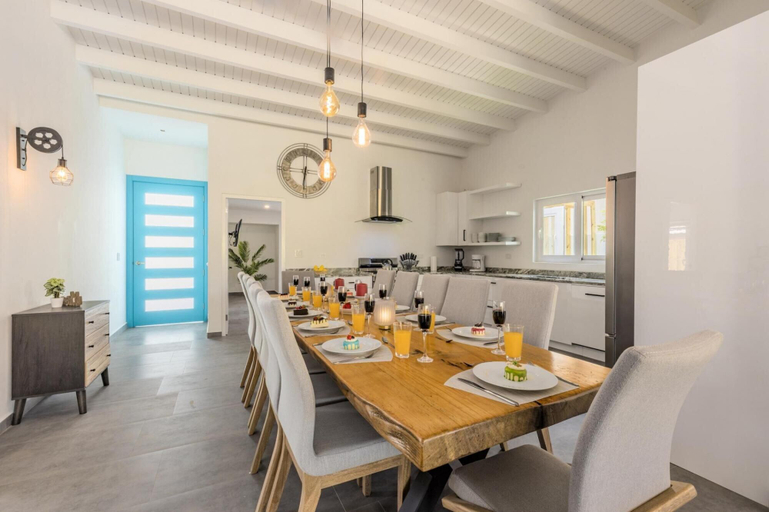 Others 5, Luxurious Oasis Mins to Beach King Beds Pool