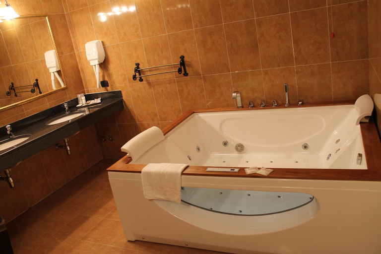 Bathroom 10