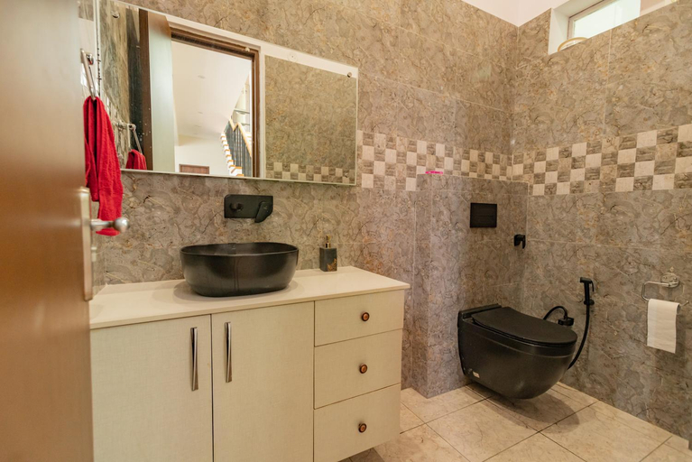 Bathroom 2, SaffronStays Wildernest, Dehradun - pet-friendly Swedish home amidst nature, Dehradun