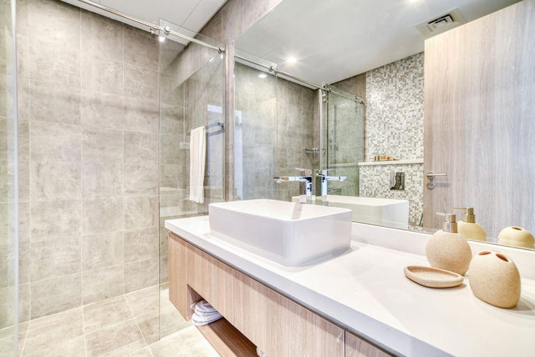 Bathroom 3, Elegant 2BR w Breathtaking Marina Balcony, Dubai
