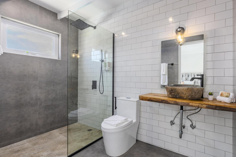 Bathroom 4, Luxurious Oasis Mins to Beach King Beds Pool