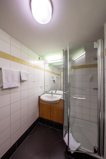 Bathroom 3, Augustinum Hofgut Algertshausen, Landsberg am Lech