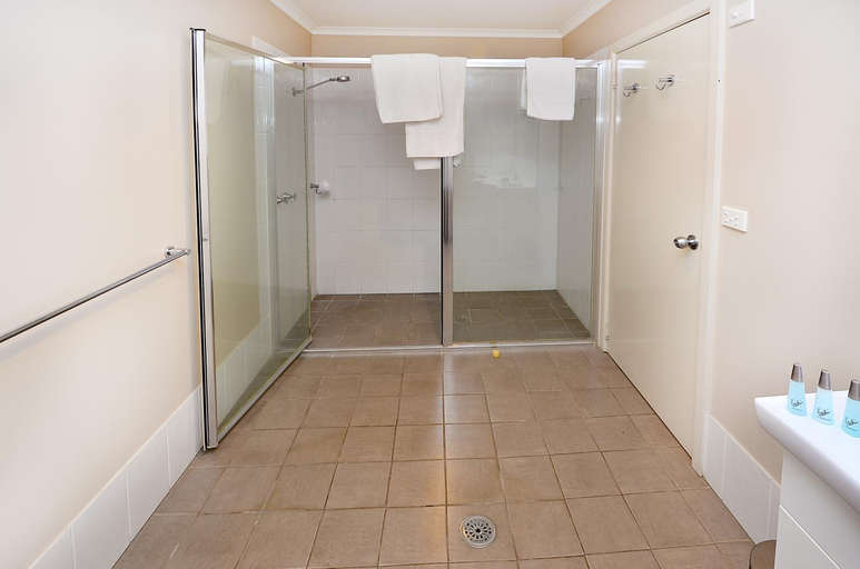 Bathroom 3, Mackellar Motel, Gunnedah