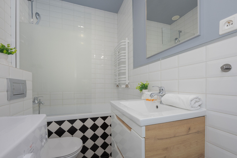 Bathroom 3, Apartment With Bath in Warsaw by Renters, Warsaw