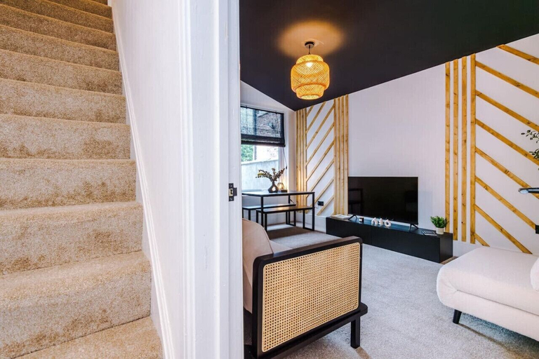 Others 5, Modern & Chic Four Bedroom Home, Salford