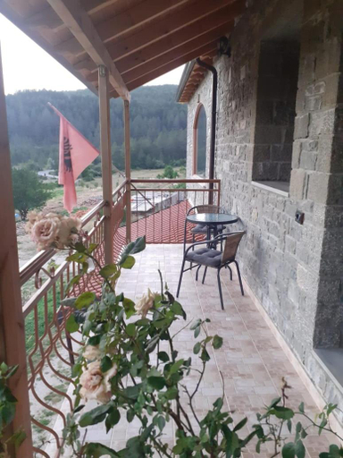 Others 5, Bujtina Vila Dodo, Kolonjës