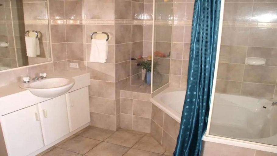Bathroom 1, Burleigh Terraces - Hosted by Burleigh Letting, Gold Coast