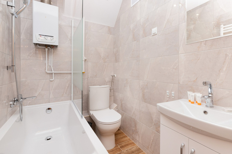 Bathroom, Władysława IV Studio Gdynia by Renters, Gdynia
