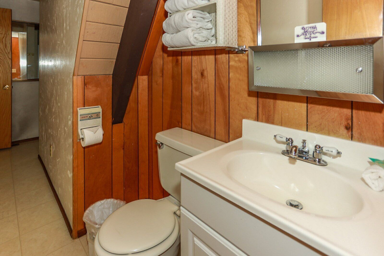 Bathroom 3, Makin' Memories AT Summit #1683, San Bernardino