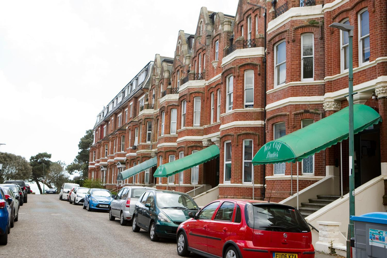 Chine Beach Apartment - Beautiful location next to the Beach, Poole